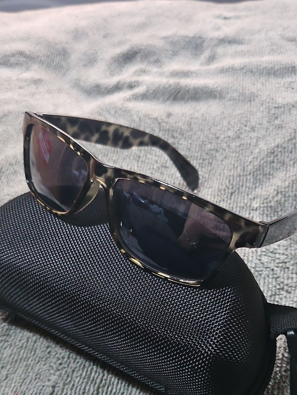 Arms Rubbed Off So Unknown Designer Unisex Sunglasses with Dark Lenses